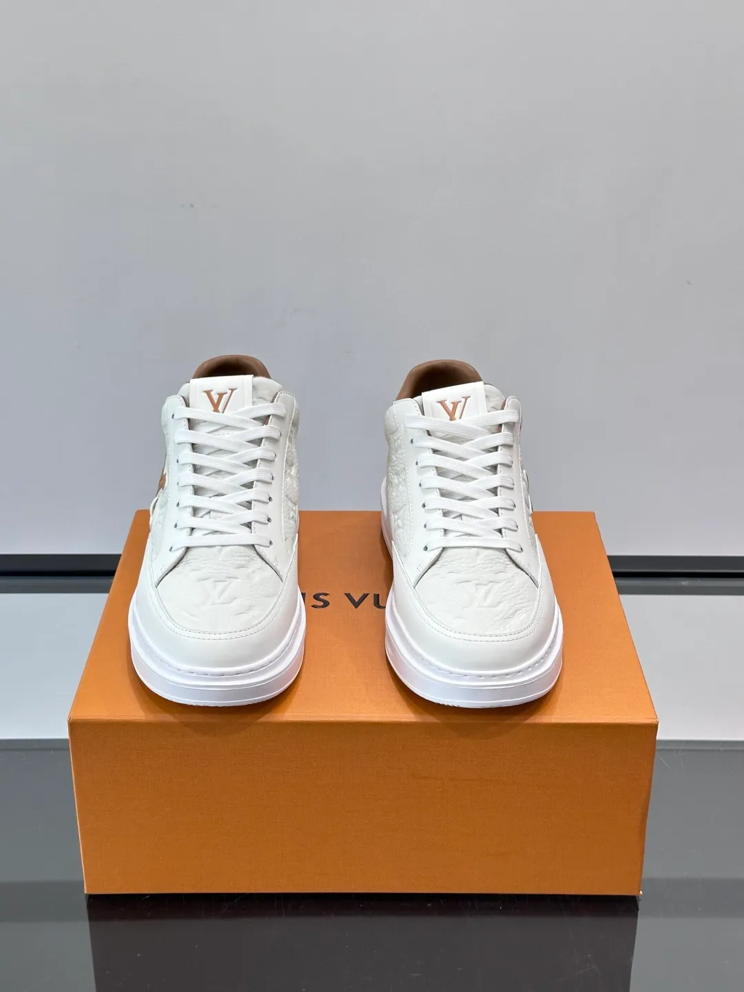Men's shoes 💰p400 "＊OUIS ＊UITTO＊" Men's sports shoes, grained cow leather are low-key and recognizable. The rubber sole is thick and lightweight, the padded insole + technical lining make it super comfortable to wear! The main color with brown details is versatile and fashionable, and can be worn for daily leisure or business ~ LV embossing on the side of the shoe + brand logo on the sole, perfect details! size: 38-44 (45 customized)